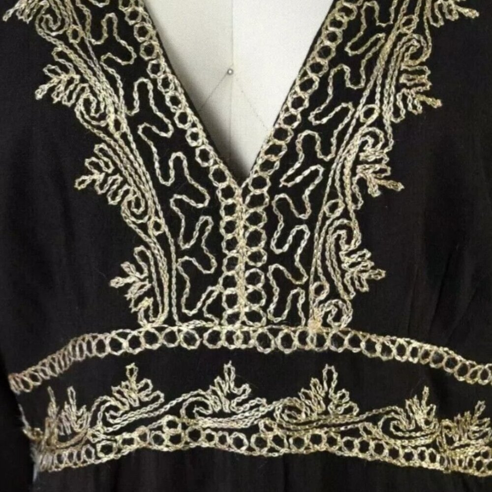 EMMA CAINE ROPE EMBROIDERY BLACK V-NECK SPLIT SLEEVE TOP - Picture 3 of 8